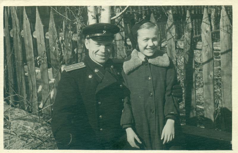 Неизвестный железнодорожник с ребенком.