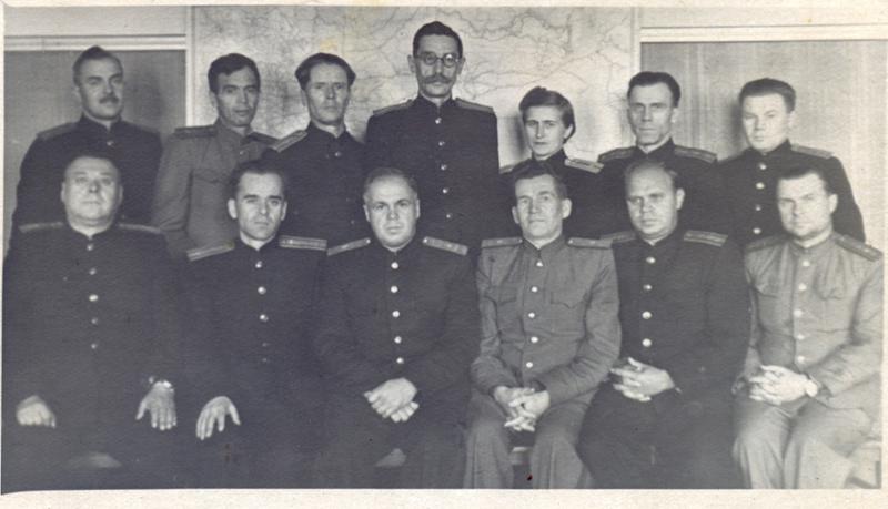 Групповое фото железнодорожников. Первая половина 50-х.