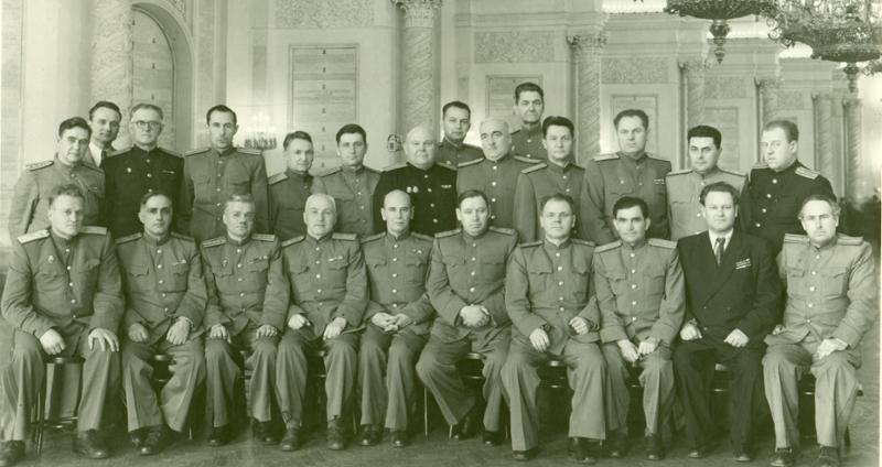 Групповое фото железнодорожников в колонном зале Дома Союзов. Высший и средний начальствующий состав. 1950-е