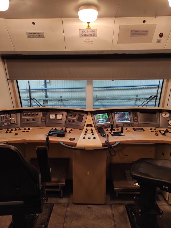 Кабина машиниста электровоза 3ЭС6